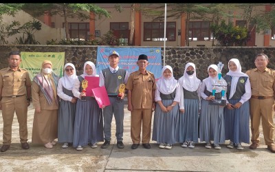 Upacara Bendera 10 Oktober 2022 dan Penyerahan Piala dari Peserta Didik berperestasi kepada Bapak Kepala Sekolah