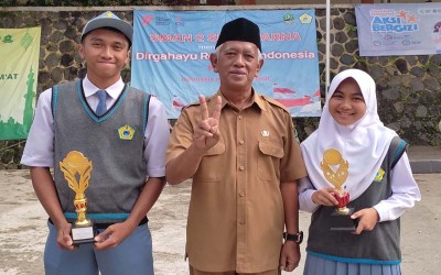 Penyerahan Penghargaan kepada Peserta Didik Berprestasi - Upacara Bendera Senin, 31-10-2022